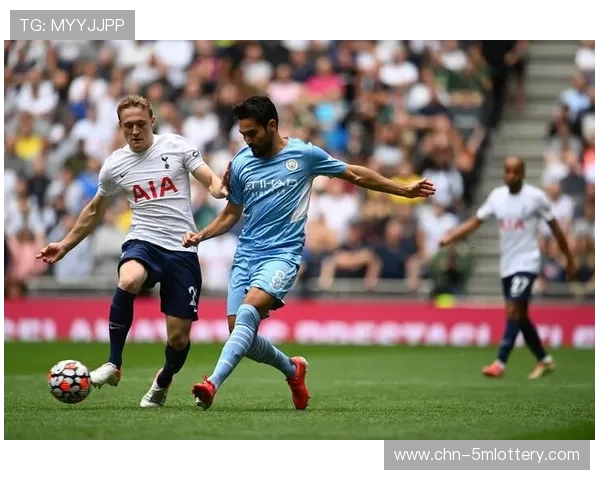 曼城采用长传开球战术，直接绕过中场组织进攻