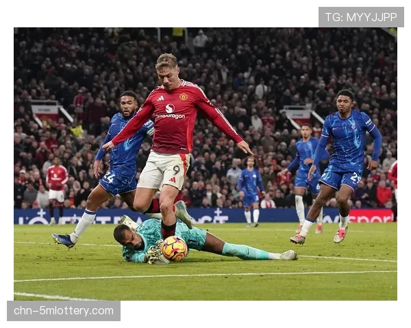 现场聚焦：梦剧场，B费主罚任意球击中横梁，全场一片叹息